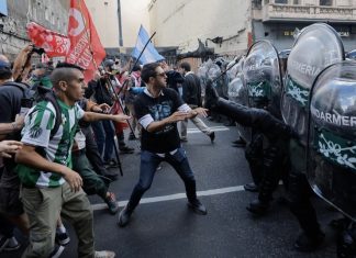 Hinchas de múltiples equipos se movilizan en apoyo a jubilados en Argentina