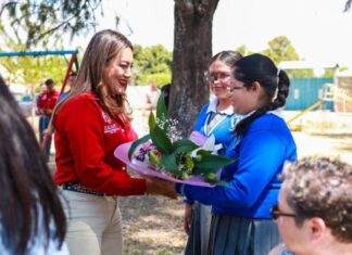 Monica Valdez impulsa la educación en Zacapu y da inicio a la reconciliación de cancha de usos múltiples