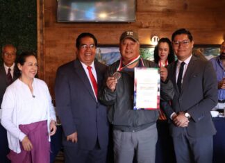 Reconocen a destacadas personalidades, por su destacada labor