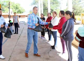 Entrega Julio César Conejo Alejos equipo deportivo y atiende solicitudes en la Primaria “Lázaro Cárdenas”