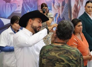 Ayuntamiento de Los Reyes entrega aparatos auditivos, optométricos y funcionales a personas vulnerables