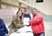 Dayana Pérez fortalece a los muebleros de Opopeo con entrega de licencias de funcionamiento