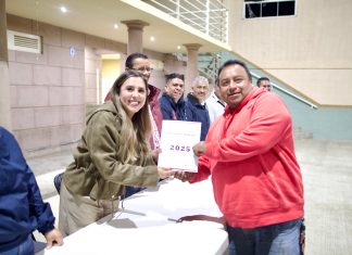 Dayana Pérez fortalece a los muebleros de Opopeo con entrega de licencias de funcionamiento