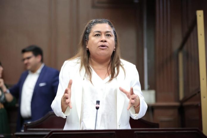 Exhorta Belinda Iturbide a prevenir el cáncer de mama en Michoacán