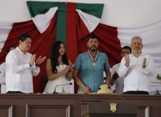 Otorga 76 Legislatura Presea “Constitución de 1814” a Felipe Orlando Aragón Andrade