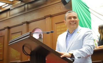 Juan Carlos Barragán presenta iniciativa para que maestras y maestros no sean criminalizados por cumplir su deber