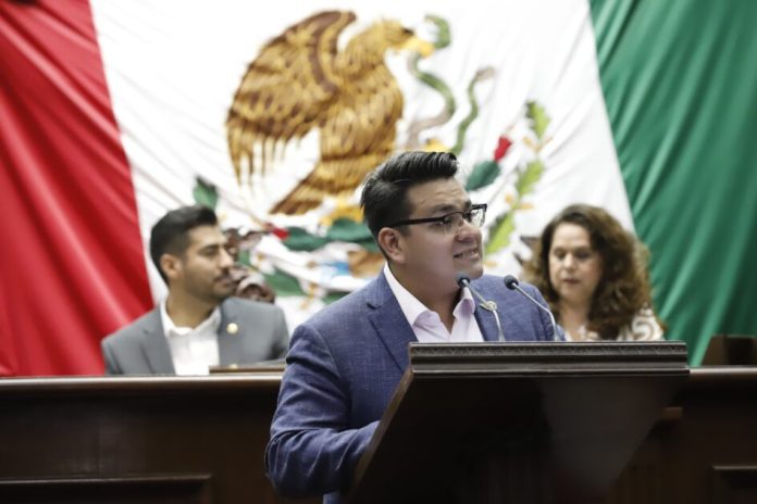 Toño Carreño presenta iniciativa a favor del campo michoacano